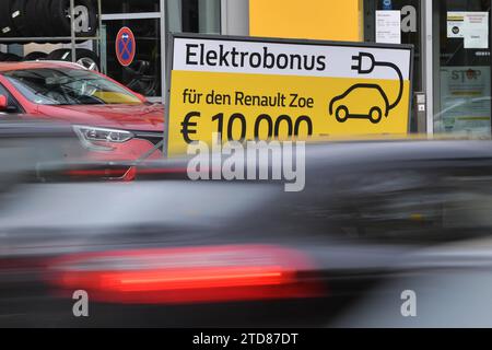 Umweltbonus : Die Foerderung fuer E-Autos endet Bundesregierung kuendigt nun Ende der Foerderung zum 17. Dezember an. Themenbild Elektromonus fuer den Umstieg auf E-Autos. Hinweisschild,Tafel steht auf einem Anhaenger auf einer vielbefahrenen Strasse dans Muenchen Trudering vor einem Renault Autohaus. Elektromonus fuer den Renaulz Zoe 10000 Euro,zehntausend, Auto,Autos,automobile,E-Auto,Foerderung,subvention, *** Bonus environnemental la subvention pour les voitures électriques se termine le gouvernement fédéral annonce maintenant la fin de la subvention le 17 décembre photo thème Bonus électrique pour le passage aux voitures électriques Sign, board STA Banque D'Images