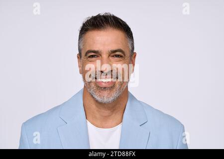 Heureux homme d'affaires d'âge moyen isolé sur blanc. Portrait de tête. Banque D'Images