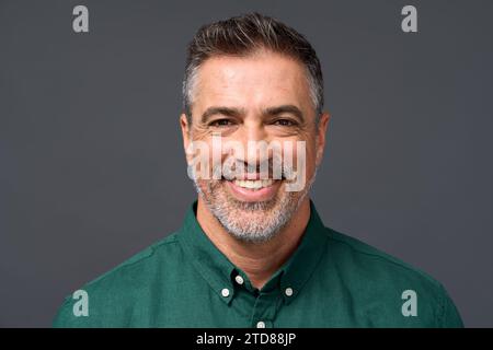 Heureux homme d'affaires d'âge moyen isolé sur gris. Portrait de tête. Banque D'Images