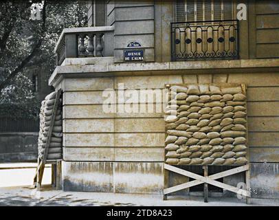 Paris (8e arr.), France plaque 'Avenue de l'Alma', actuelle avenue Georges-V et évent fermé contre les bombardements, HD, première Guerre mondiale, logement, Architecture, existe en haute définition, balcon, loggia, bombardement, rue, quartier, protection anti-bombardement, panneau de rue, France, Paris, avenue de l'Alma (plaque), arrondissement VIII, 12/07/1918 - 12/07/1918, Léon, Auguste, photographe, Autochrome, photo, verre, Autochrome, photo, positif, horizontal, taille 9 x 12 cm Banque D'Images