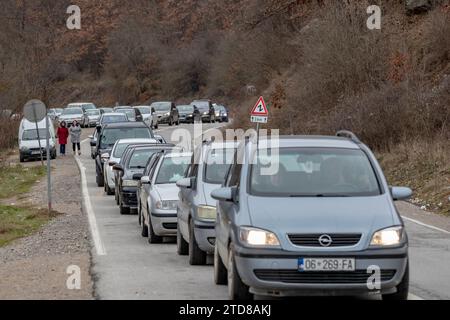 Dheu i Bardhe, Kosovo. 17 décembre 2023. Les Albanais de souche de Serbie vivant au Kosovo, aux côtés des Serbes de souche résidant au Kosovo, ont formé des lignes au passage frontalier de Dheu i Bardhe au Kosovo à Konculj en Serbie le dimanche 17 décembre 2023. Ils se sont réunis pour voter lors des élections nationales en Serbie. (VX photo / Vudi Xhymshiti crédit : VX Pictures / Alamy Live News Banque D'Images