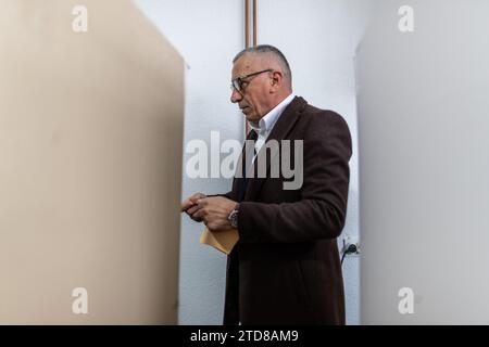 Ternoc, Serbie. 17 décembre 2023. Shaip Kamberi est photographié dans un bureau de vote à Ternovac, en Serbie, où les citoyens votent lors des élections législatives et locales du dimanche 17 décembre 2023. Cette importante élection serbe met en cause le Parti progressiste serbe (SNS) du président Aleksandar Vucic par un groupe de partis d'opposition pro-occidentaux. Cette coalition comprend notamment Vojislav Seselj, un personnage précédemment condamné par la Haye. Ndscape depuis 201 crédit : VX Pictures/Alamy Live News Banque D'Images