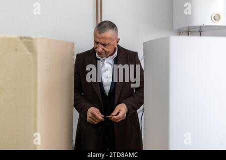 Ternoc, Serbie. 17 décembre 2023. Shaip Kamberi est photographié dans un bureau de vote à Ternovac, en Serbie, où les citoyens votent lors des élections législatives et locales du dimanche 17 décembre 2023. Cette importante élection serbe met en cause le Parti progressiste serbe (SNS) du président Aleksandar Vucic par un groupe de partis d'opposition pro-occidentaux. Cette coalition comprend notamment Vojislav Seselj, un personnage précédemment condamné par la Haye. Ndscape depuis 201 crédit : VX Pictures/Alamy Live News Banque D'Images