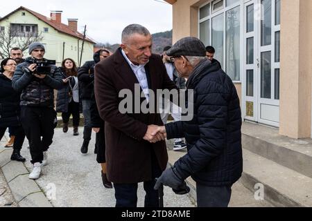 Ternoc, Serbie. 17 décembre 2023. Shaip Kamberi est photographié saluant un électeur dans un bureau de vote à Ternovac, en Serbie, où les citoyens votent aux élections législatives et locales, datées du dimanche 17 décembre 2023. Cette importante élection serbe met en cause le Parti progressiste serbe (SNS) du président Aleksandar Vucic par un groupe de partis d'opposition pro-occidentaux. Cette coalition comprend notamment Vojislav Seselj, un personnage précédemment condamné par la Haye. Crédit : VX Pictures/Alamy Live News Banque D'Images