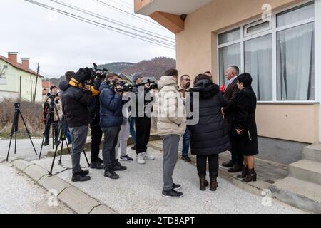 Ternoc, Serbie. 17 décembre 2023. Shaip Kamberi est photographié en train de parler à la presse dans un bureau de vote après avoir voté à Ternovac, en Serbie, où les citoyens votent lors des élections législatives et locales, datées du dimanche 17 décembre 2023. Cette importante élection serbe met en cause le Parti progressiste serbe (SNS) du président Aleksandar Vucic par un groupe de partis d'opposition pro-occidentaux. Cette coalition comprend notamment Vojislav Seselj, un personnage précédemment condamné par la Haye. Crédit : VX Pictures/Alamy Live News Banque D'Images