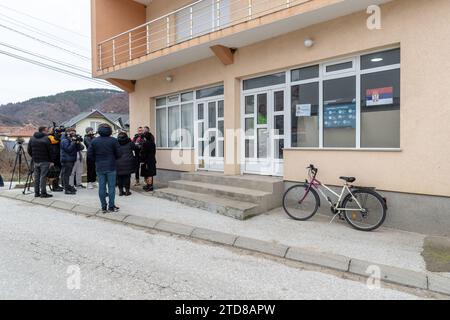 Ternoc, Serbie. 17 décembre 2023. Shaip Kamberi est photographié en train de parler à la presse dans un bureau de vote après avoir voté à Ternovac, en Serbie, où les citoyens votent lors des élections législatives et locales, datées du dimanche 17 décembre 2023. Cette importante élection serbe met en cause le Parti progressiste serbe (SNS) du président Aleksandar Vucic par un groupe de partis d'opposition pro-occidentaux. Cette coalition comprend notamment Vojislav Seselj, un personnage précédemment condamné par la Haye. Crédit : VX Pictures/Alamy Live News Banque D'Images