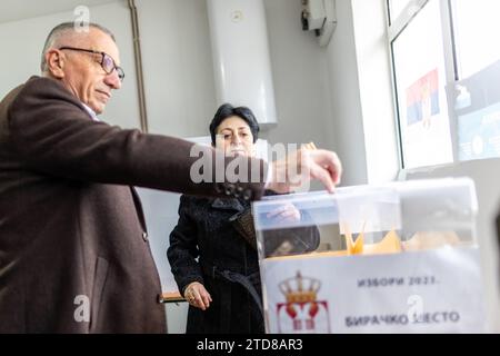 Ternoc, Serbie. 17 décembre 2023. Shaip Kamberi est photographié dans un bureau de vote à Ternovac, en Serbie, où les citoyens votent lors des élections législatives et locales du dimanche 17 décembre 2023. Cette importante élection serbe met en cause le Parti progressiste serbe (SNS) du président Aleksandar Vucic par un groupe de partis d'opposition pro-occidentaux. Cette coalition comprend notamment Vojislav Seselj, un personnage précédemment condamné par la Haye. Ndscape depuis 201 crédit : VX Pictures/Alamy Live News Banque D'Images