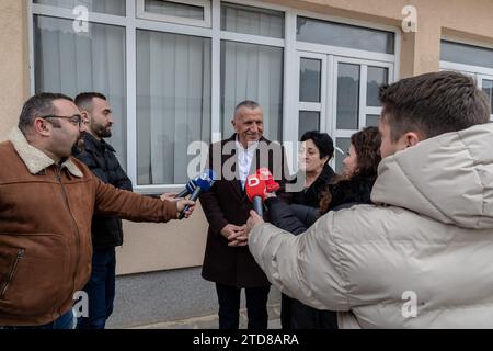 Ternoc, Serbie. 17 décembre 2023. Shaip Kamberi est photographié en train de parler à la presse dans un bureau de vote après avoir voté à Ternovac, en Serbie, où les citoyens votent lors des élections législatives et locales, datées du dimanche 17 décembre 2023. Cette importante élection serbe met en cause le Parti progressiste serbe (SNS) du président Aleksandar Vucic par un groupe de partis d'opposition pro-occidentaux. Cette coalition comprend notamment Vojislav Seselj, un personnage précédemment condamné par la Haye. Crédit : VX Pictures/Alamy Live News Banque D'Images