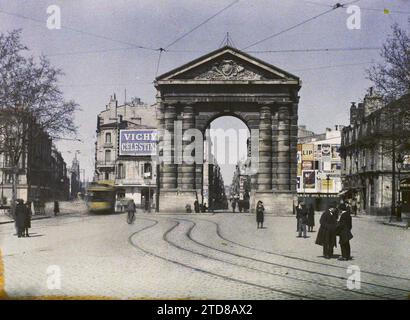 Bordeaux, France le passage du tramway, porte d'Aquitaine, sur l'actuelle place des victoires, activité économique, logement, Architecture, vie quotidienne, art, transport, êtres humains, Publicité, Architecture civile publique, scène de rue, tramway, rue, quartier, porte, Square, Renaissance, Fronton, transport ferroviaire, Man, France, Bordeaux, place et porte d'Aquitaine, Bordeaux, 01/10/1920 - 31/10/1920, Cuville, Fernand, 1920-1921 - Charente, Gironde, Basse-Pyrénées, Hautes Pyrénées - Fernand Cuville, Autochrome, photo, verre, Autochrome, photo, positif, horizontal, taille 9 x 12 cm Banque D'Images