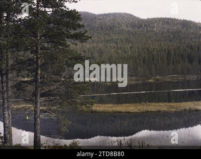 De Kongsberg à Notodden, Norway Lake ou fjord, nature, Environnement, HD, Paysage, Mont, montagne, conifère, Forêt, bois, existe en haute définition, lac, étang, végétation, botanique, route de Kongsberg à Notodden, Kongsberg, Notodden, 02/09/1910 - 02/09/1910, Léon, Auguste, photographe, 1910 - Voyage d'Albert Kahn et Auguste Léon en Scandinavie - (9 août-14 septembre), Autochrome, photo, verre, Autochrome, photo, positif, horizontal, taille 9 x 12 cm Banque D'Images