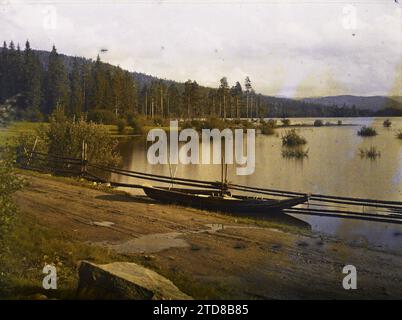 Elgsjo, Norvège les rives du lac, nature, Environnement, HD, Transports, paysage, conifère, forêt, bois, existe en haute définition, lac, étang, bateau, hydrographie, transport fluvial, lac, route de Kongsberg à Notodden, Kongsberg, Notodden, 02/09/1910 - 02/09/1910, Léon, Auguste, photographe, 1910 - Voyage d'Albert Kahn et Auguste Léon en Scandinavie - (9 août-14 septembre), Autochrome, photo, verre, Autochrome, photo, positif, horizontal, taille 9 x 12 cm Banque D'Images