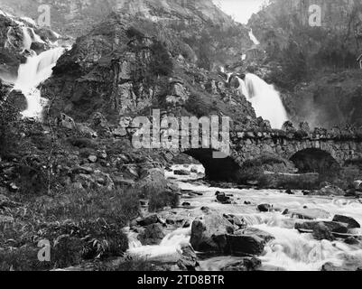 Rjukan, Norvège petit pont de pierre au fond d'une cascade, nature, Environnement, Habitat, Architecture, paysage, chute d'eau, Génie civil, cours d'eau, hydrographie, gorge, Pont, Rjukan, 10/09/1910 - 10/09/1910, Wilse, Anders Beer, 1910 - Voyage d'Albert Kahn et Auguste Léon en Scandinavie - (9 août-14 septembre), Gélatino-argentique, verre, positif sur verre noir et blanc viré, positif, horizontal, taille 9 x 12 cm Banque D'Images