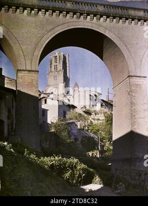 Albi, France Cathédrale Sainte-Cécile, vue prise sous l'arche de chemin de fer, Habitat, Architecture, Transports, Génie civil, clocher, rue, quartier, Arc, arcade, arche, Viaduc, transport ferroviaire, architecture religieuse, France, Albi, grand tableau sous l'arche de chemin de fer avec la tour de Ste Cécile, Albi, 02/05/1916 - 02/05/1916, Léon, Auguste, photographe, 1916 - provinces Françaises - Jean Brunhes, Auguste Léon et Georges Chevalier - (avril-juillet), Autochrome, photo, verre, Autochrome, photo, positif, vertical, taille 9 x 12 cm Banque D'Images