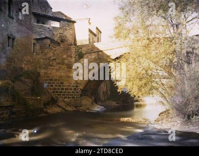 Coudes, France, Habitat, Architecture, nature, environnement, Art, Cascade, Génie civil, Rivière, hydrographie, Moyen âge, Pont, France, coudes, vue du Vieux Pont, coudes, 13/10/1916 - 13/10/1916, Passet, Stéphane, photographe, 1916-1917 - Auvergne - Stéphane Passet - (septembre 1916 - février 1917), Autochrome, photo, verre, Autochrome, photo, positive Banque D'Images