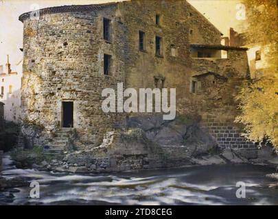 Coudes, France, Habitat, Architecture, nature, environnement, Art, Cascade, Tour, Rivière, habitation, hydrographie, Moyen âge, France, coudes, vue de la Couze, coudes, 13/10/1916 - 13/10/1916, Passet, Stéphane, photographe, 1916-1917 - Auvergne - Stéphane Passet - (septembre 1916 - février 1917), Autochrome, photo, verre, Autochrome, photo, positive Banque D'Images
