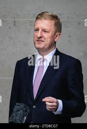 Londres, Royaume-Uni. 17 décembre 2023. Oliver Dowden, député, vice-premier ministre du Royaume-Uni, est vu à la BBC pour le programme du dimanche matin. Le politicien du Parti conservateur britannique parle aux médias à l'extérieur. Dowden, également chancelier du duché de Lancaster et secrétaire d'État au Cabinet Office, est député de Hertsmere depuis 2015. Crédit : Imageplotter/Alamy Live News Banque D'Images