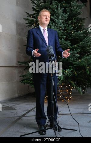 Londres, Royaume-Uni. 17 décembre 2023. Oliver Dowden, député, vice-premier ministre du Royaume-Uni, est vu à la BBC pour le programme du dimanche matin. Le politicien du Parti conservateur britannique parle aux médias à l'extérieur. Dowden, également chancelier du duché de Lancaster et secrétaire d'État au Cabinet Office, est député de Hertsmere depuis 2015. Crédit : Imageplotter/Alamy Live News Banque D'Images