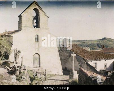 Coudes, France, religion, Habitat, Architecture, art, Eglise, Mont, montagne, Christianisme, toit, clocher, Architecture rurale, Calvaire, Moyen âge, architecture religieuse, France, coudes, l'église, coudes, 22/10/1916 - 22/10/1916, Passet, Stéphane, photographe, 1916-1917 - Auvergne - Stéphane Passet - (septembre 1916 - février 1917), Autochrome, photo, verre, Autochrome, photo, positive Banque D'Images