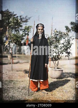 Tonkin, Indochine Un chef de canton en tenue de cérémonie, personnalité, vêtements, HD, êtres humains, personnalité politique, vêtements religieux, Costume, existe en haute définition, Portrait, coiffure, coiffures, Homme, Indochine, Tonkin, mandarins : chefs de canton, Village notable en costume de cérémonie, Tonkin, 01/01/1914 - 31/12/1918, Busy, Léon, Léon Busy photographe en Indochine, Autochrome, photo, verre, Autochrome, photo, positif, vertical, taille 9 x 12 cm Banque D'Images