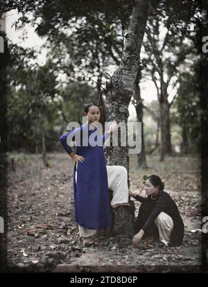 Saigon, Cochinchine, Indochine deux jeunes femmes Saigon, l'une en bleu, l'autre en tunique noire, au pied d'un arbre, êtres humains, vêtements, Femme, Costume, portrait, bijoux, coiffure, coiffures, Indochine, Saigon, Jeune femme de Saigon, Thanh Pho Ho Chi Minh, 01/02/1917 - 28/02/1917, Busy, Léon Busy photographe en Indochine, Autochrome, photo, verre, Autochrome, photo, positif, vertical, taille 9 x 12 cm Banque D'Images