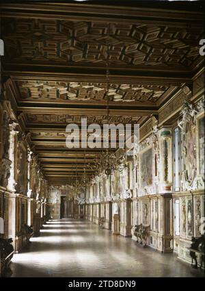 Fontainebleau, France, Habitat, Architecture, Art, roi, Reine, vue intérieure, Sculpture, décor peint, peinture, Arts décoratifs, Renaissance, décor sculpté, Palais, Château, France, Fontainebleau, Palais de Fontainebleau Galerie François 1er, Fontainebleau, 09/07/1917 - 09/07/1917, Passet, Stéphane, photographe, 1917 - Seine-et-Marne - Stéphane Passet, Autochrome, photo, verre, Autochrome, photo, positif, vertical, taille 9 x 12 cm Banque D'Images