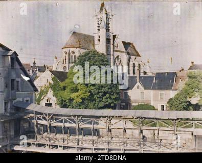 Moret, France, religion, Habitat, Architecture, art, Église, Christianisme, Génie civil, rue, quartier, Moyen âge, Pont, Architecture religieuse, France, Moret, l'église, vue prise depuis le Pont, Moret-sur-Loing, Fontainebleau, 09/07/1917 - 09/07/1917, Passet, Stéphane, photographe, 1917 - Seine-et-Marne - Stéphane Passet, Autochrome, photo, verre, Autochrome, photo, positif, horizontal, taille 9 x 12 cm Banque D'Images