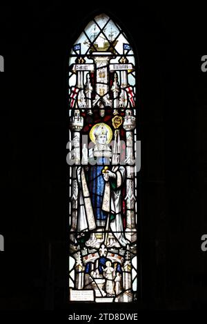 Saint-Nicolas comme représenté en vitrail. Église St Ebba, Beadnell, Église St Ebba, Beadnell, Northumberland, Royaume-Uni, Angleterre Banque D'Images