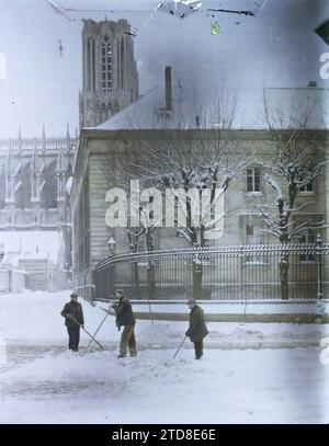 Reims, Marne, Champagne, France déneigement à l'angle de la rue de Vesle et de la rue du Trésor (vue sur le Palais de Justice et la cathédrale), activité économique, religion, nature, Environnement, logement, Architecture, première Guerre mondiale, Église, Publicité, neige, Christianisme, phénomène naturel, Architecture civile publique, Retour, rue, quartier, Architecture religieuse, France, Reims, déneigement, rue de Vesle, Reims, 08/03/1917 - 08/03/1917, Castelnau, Paul, 1917 - Marne - Fernand Cuville (Section photographique de l'armée), Autochrome, photo, verre, Autochrome, photo, positif, vertical, taille 9 Banque D'Images