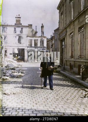 Reims, Marne, Champagne, France Portrait d'un facteur rue de l' Isle, première Guerre mondiale, êtres humains, Inscription, informations, boîtier, Architecture, arrière avant, Portrait, poste, enregistrement commercial, habitation, ruines, bombardement, rue, quartier, France, Reims, Postman rue de l' Isle, Reims, 05/04/1917 - 05/04/1917, Castelnau, Paul, 1917 - Marne - Fernand Cuville (Section photographique de l'armée), Autochrome, photo, verre, Autochrome, photo, positif, vertical, taille 9 x 12 cm Banque D'Images