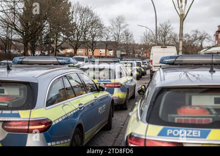 In den frühen Morgenstunden, UM etwa 3:30 Uhr, kam es im Rehrstieg im Hamburger Stadtteil Hausbruch zu einem Zwischenfall, BEI dem zwei Gruppen in einen Konflikt gerieten. Ein 35-jähriger Mann erlitt eine Stichwunde am Rücken und benötigte umgehend medizinische Hilfe. Ein Notarzt behandelte ihn am Tatort und er wurde anschließend in ein Krankenhaus gebracht. Aufgrund der Schwere seiner Verletzungen wurde er noch in derselben Nacht notoperiert. Die Ermittlungen zu diesem Vorfall wurden von der Mordkommission übernommen. In der Zwischenzeit durchsuchte ein Polizeiteam den nahegelegenen Park nach Banque D'Images