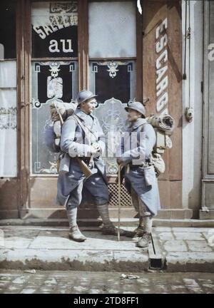 Reims, Marne, Champagne, France, vêtements, êtres humains, vie quotidienne, première Guerre mondiale, Société, uniforme militaire, portrait, scène de rue, vue arrière, arme, poil, homme, Armée, France, Reims, deux poilus revenant des tranchées, Reims, 01/01/1917 - 31/12/1917, Castelnau, Paul, 1917 - Marne - Fernand Cuville (Section photographique de l'armée), Autochrome, photo, verre, Autochrome, photo, positive Banque D'Images