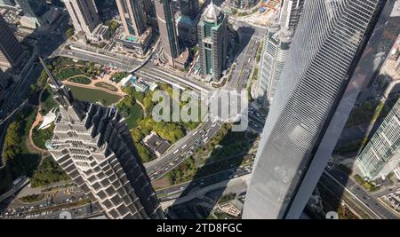 SHANGHAI, CHINE - 13 AVRIL 2017 : Tour Jin Mao vue de la Tour de Shanghai, grand carrefour sous les gratte-ciel Banque D'Images