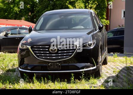 OSTRAVA, RÉPUBLIQUE TCHÈQUE - 27 JUILLET 2023 : Mazda CX-9 vus de luxe de 2e génération présenté à la concession Banque D'Images