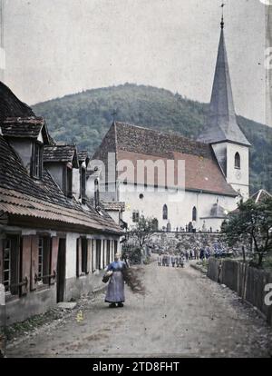 Sewen, Haut-Rhin, Alsace, France Street, vie quotidienne, êtres humains, première Guerre mondiale, logement, Architecture, Église, scène de travail, enfant, vie rurale, scène de rue, avant, rue, quartier, France, Sewen, rue, Sewen, 01/06/1917 - 01/06/1917, Castelnau, Paul, 1917 - Alsace - Paul Castelnau (Section photographique de l'armée) - (juin), Autochrome, photo, verre, Autochrome, photo, positif, vertical, taille 9 x 12 cm Banque D'Images