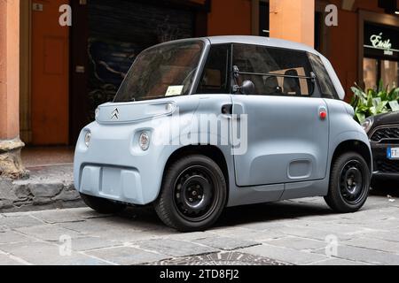 BOLOGNE, ITALIE - 20 AVRIL 2022 : Ugly Citroen ami une mini voiture électrique garée dans une rue de Bologne Banque D'Images