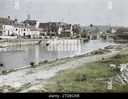 Soissons, Aisne, France l'Aisne et le Pont des Anglais détruits en 1914 par les Allemands et rétablis par les Anglais, d'où son nom, transport, activité économique, logement, architecture, enregistrement, information, première Guerre mondiale, transport d'animaux, boutique, magasin, enseigne, Génie civil, Rivière, quai, Architecture commerciale, Inscription commerciale, chariot, habitation, ruines, arrière, bombardement, Panorama de la zone urbaine, transport fluvial, lac, Pont, France, Soissons, Aisne et le pont anglais, Soissons, 26/05/1917 - 26/05/1917, Cuville, Fernand, 1917 - Aisne - Fernand Cuville (Photographie Banque D'Images