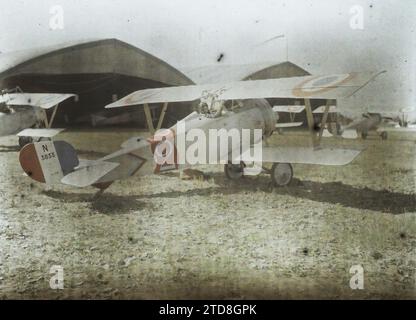 Soissons, Aisne, France Nieuport biplans devant les hangars, première Guerre mondiale, personnes, Société, Aérodrome, avion, dos, drapeau, Homme, Armée, France, Soissons, Nieuport Biplan, Soissons, 27/05/1917 - 27/05/1917, Cuville, Fernand, 1917 - Aisne - Fernand Cuville (Section photographique de l'armée) - (mai-juillet), Autochrome, photo, verre, Autochrome, photo, positif, horizontal, taille 9 x 12 cm Banque D'Images