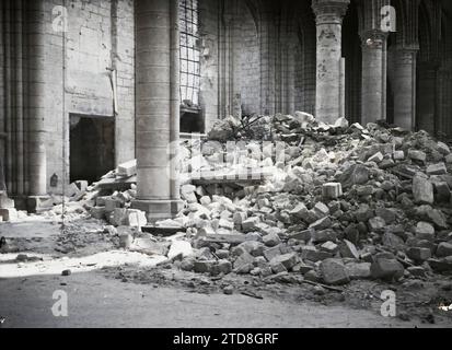 Soissons, Aisne, France Cathédrale de Soissons, débris de la voûte, Art, première Guerre mondiale, Habitat, Architecture, Église, Sculpture, colonne, ruines, bombardement, architecture religieuse, France, Soissons, Cathédrale de Soissons ( débris de la voûte ), Soissons, 30/05/1917 - 30/05/1917, Cuville, Fernand, 1917 - Aisne - Fernand Cuville (Section photographique de l'armée) - (mai-juillet), Autochrome, photo, verre, Autochrome, photo, positif, horizontal, taille 9 x 12 cm Banque D'Images