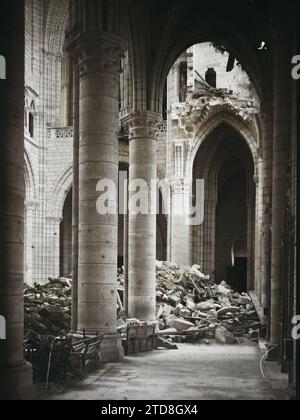 Soissons, Aisne, France allée de la cathédrale avec débris de la voûte, religion, Habitat, Architecture, Art, première Guerre mondiale, Christianisme, vue intérieure, Sculpture, colonne, voûte, ruines, bombardement, architecture religieuse, France, Soissons, intérieur de la cathédrale sur la face inférieure, Soissons, 30/05/1917 - 30/05/1917, Cuville, Fernand, 1917 - Aisne - Fernand Cuville (Section photographique de l'armée) - (mai-juillet), Autochrome, photo, verre, Autochrome, photo, positif, vertical, taille 9 x 12 cm Banque D'Images