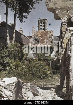 Soissons, Aisne, France ruines rue des minimes, en arrière-plan la cathédrale, logement, Architecture, première Guerre mondiale, Eglise, toit, tour, clocher, logement, ruines, bombardement, architecture religieuse, France, Soissons, intérieur rue des minimes, Soissons, 30/05/1917 - 30/05/1917, Cuville, Fernand, 1917 - Aisne - Fernand Cuville (Section photographique de l'armée) - (mai-juillet), Autochrome, photo, verre, Autochrome, photo, positif, vertical, taille 9 x 12 cm Banque D'Images