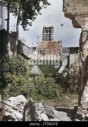 Soissons, Aisne, France ruines rue des minimes, en arrière-plan la cathédrale, logement, Architecture, première Guerre mondiale, Eglise, toit, tour, clocher, logement, ruines, bombardement, architecture religieuse, France, Soissons, intérieur rue des minimes, Soissons, 01/06/1917 - 30/06/1917, Cuville, Fernand, 1917 - Aisne - Fernand Cuville (Section photographique de l'armée) - (mai-juillet), Autochrome, photo, verre, Autochrome, photo, positif, vertical, taille 9 x 12 cm Banque D'Images