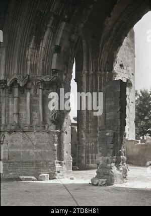 Soissons, Aisne, France Cloître de l'ancienne abbaye Saint-Jean-des-Vignes, Art, première Guerre mondiale, Habitat, Architecture, Église, cloître, Sculpture, ruines, bombardement, arc, arcade/arceau, architecture religieuse, France, Soissons, Cloitre St Jean, Soissons, 01/06/1917 - 30/06/1917, Cuville, Fernand, 1917 - Aisne - Fernand Cuville (Section photographique de l'armée) - (mai-juillet), Autochrome, photo, verre, Autochrome, photo, positif, vertical, taille 9 x 12 cm Banque D'Images