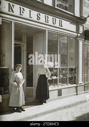 Soissons, Aisne, France confiserie Perdon, activité économique, êtres humains, vie quotidienne, Inscription, information, première Guerre mondiale, Boutique, magasin, femme, nourriture, Portrait, Inscription commerciale, vue arrière, vitrine, vitrine, France, Soissons, M . Perdon, confiseur, Soissons, 01/07/1917 - 31/07/1917, Cuville, Fernand, 1917 - Aisne - Fernand Cuville (Section photographique de l'armée) - (mai-juillet), Autochrome, photo, verre, Autochrome, photo, positif, vertical, taille 9 x 12 cm Banque D'Images