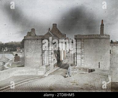 Bergues, Nord, France, première Guerre mondiale, vêtements, habitat, Architecture, êtres humains, arrière avant, uniforme militaire, route pavée, arrière, Architecture fortifiée, rue, quartier, porte, Rampart, Man, France, Bergnes, poste Dunkerque, Bergues, 29/08/1917 - 29/08/1917, Castelnau, Paul, 1917 - Nord de la France, Belgique - Paul Castelnau (Section photographique de l'armée) - (1-5 septembre), Autochrome, photo, verre, Autochrome, photo, positive Banque D'Images