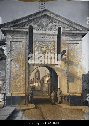 Bergues, Nord, France, première Guerre mondiale, vêtements, art, Habitat, Architecture, êtres humains, avant arrière, uniforme militaire, Tour, Sculpture, route pavée, arrière, architecture fortifiée, porte, Renaissance, Pediment, décor sculpté, rempart, Man, France, porte de Cassel, Bergues, 31/08/1917 - 31/08/1917, Castelnau, Paul, 1917 - Nord de la France, Belgique - Paul Castelnau (Section photographique de l'armée) - (1-5 septembre), Autochrome, photo, verre, Autochrome, photo, positive Banque D'Images