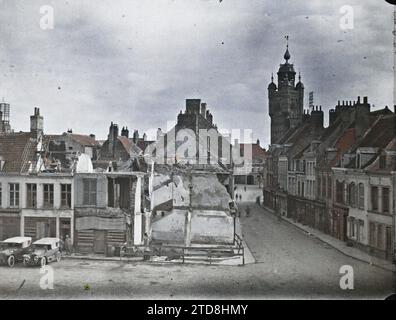 Bergues, Nord, France, première guerre mondiale, Habitat, architecture, arrière, voiture, Tour, Architecture civile publique, ruines, dos, bombardement, rue, quartier, cheminée, France, Bergnes, place Gambetta, Bergues, 02/09/1917 - 02/09/1917, Castelnau, Paul, 1917 - Nord de la France, Belgique - Paul Castelnau (Section photographique de l'armée) - (1-5 septembre), Autochrome, photo, verre, Autochrome, photo, positive Banque D'Images