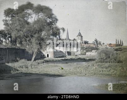 Bergues, Nord, France, première Guerre mondiale, Habitat, architecture, clocher, Moat, dos, Architecture fortifiée, panorama de la zone urbaine, Rampart, France, Bergnes, remparts, Bergues, 02/09/1917 - 02/09/1917, Castelnau, Paul, 1917 - Nord de la France, Belgique - Paul Castelnau (Section photographique de l'armée) - (1-5 septembre), Autochrome, photo, verre, Autochrome, photo, positive Banque D'Images