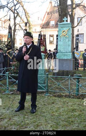 Alexander Reissl Stadtrat vor Mordweihnacht Grab Denkmal Muenchen 17.12.2023 Sendlinger Kirche Sendlinger Mordweihnacht 1705 Grab Denkmal zum Gedenken Kranznierlegungen von Trachten Verein Schmied Kochel Abordnungen nach Gedenkmesse in der ST. Margareten Kirche Muenchen *** Alexander Reissl Conseiller municipal devant Mordweihnacht grave Memorial Munich 17 12 2023 Sendlinger Kirche Sendlinger Mordweihnacht 1705 tombe Mémorial Laissage par Trachten Verein Schmied Kochel délégations après la messe commémorative dans l'église ST Margareten Munich Banque D'Images