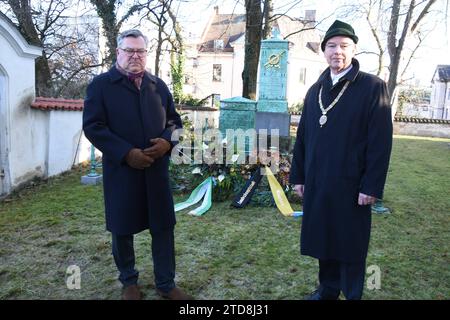 Joesf Schmid MDL Alexander Reissl Stadtrat vor Mordweihnacht Grab Denkmal Muenchen 17.12.2023 Sendlinger Kirche Sendlinger Mordweihnacht 1705 Grab Denkmal zum Gedenken Kranznierlegungen von Trachten Verein Schmied Kochel Abordnungen nach Gedenkmesse in der ST. Margareten Kirche Muenchen *** Joesf Schmid MDL Alexander Reissl Conseiller municipal devant le mémorial Mordweihnacht Munich 17 12 2023 Sendlinger Kirche Sendlinger Mordweihnacht 1705 mémorial tombe dépôt de la couronne par Trachten Verein Schmied Kochel délégations après la messe commémorative à ST Margareten Kirche Munich Banque D'Images