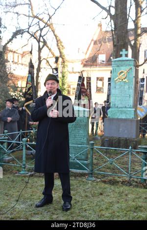 Alexander Reissl Stadtrat vor Mordweihnacht Grab Denkmal Muenchen 17.12.2023 Sendlinger Kirche Sendlinger Mordweihnacht 1705 Grab Denkmal zum Gedenken Kranznierlegungen von Trachten Verein Schmied Kochel Abordnungen nach Gedenkmesse in der ST. Margareten Kirche Muenchen *** Alexander Reissl Conseiller municipal devant Mordweihnacht tombe Monument Munich 17 12 2023 Sendlinger Eglise Sendlinger Mordweihnacht 1705 tombe Monument commémorant le dépôt de couronnes par Trachten Verein Schmied Kochel délégations après la messe commémorative dans l'Eglise ST Margareten Munich Banque D'Images